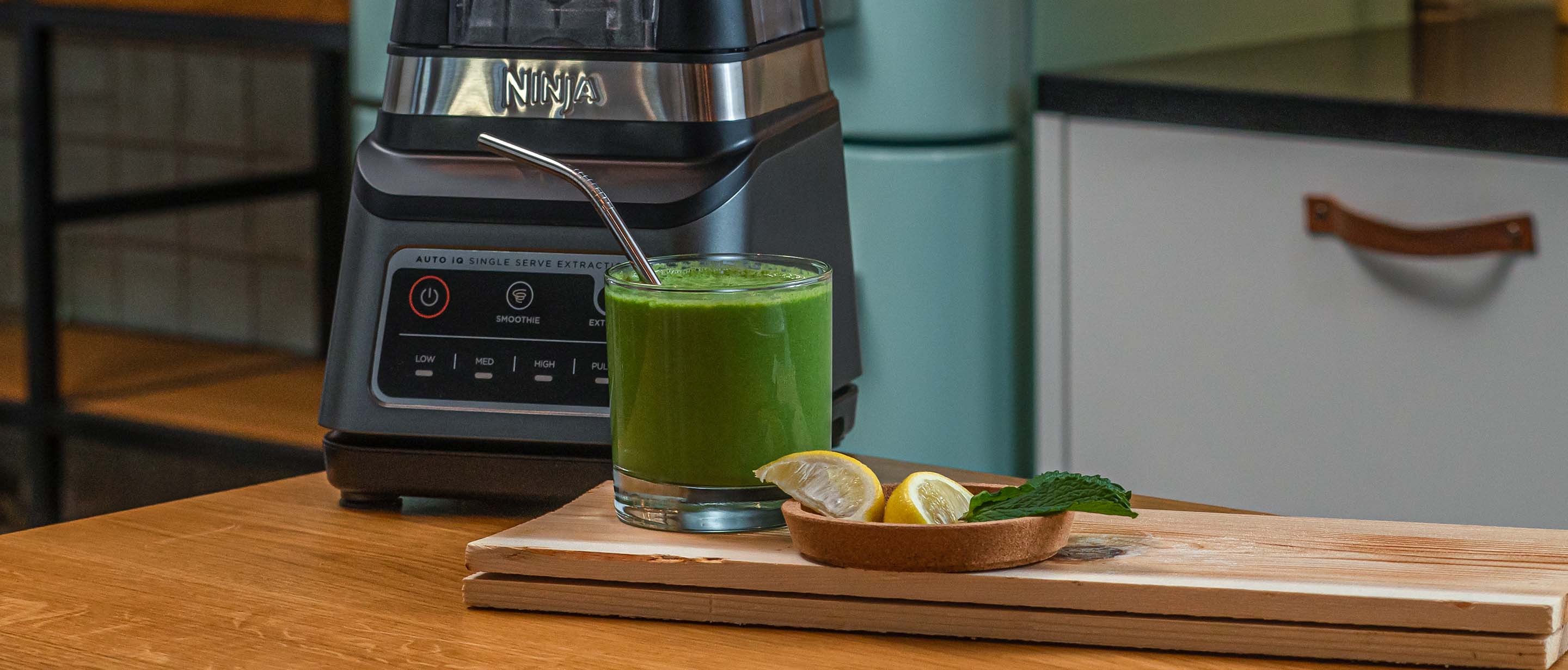 Green glow smoothie with lemons and mint